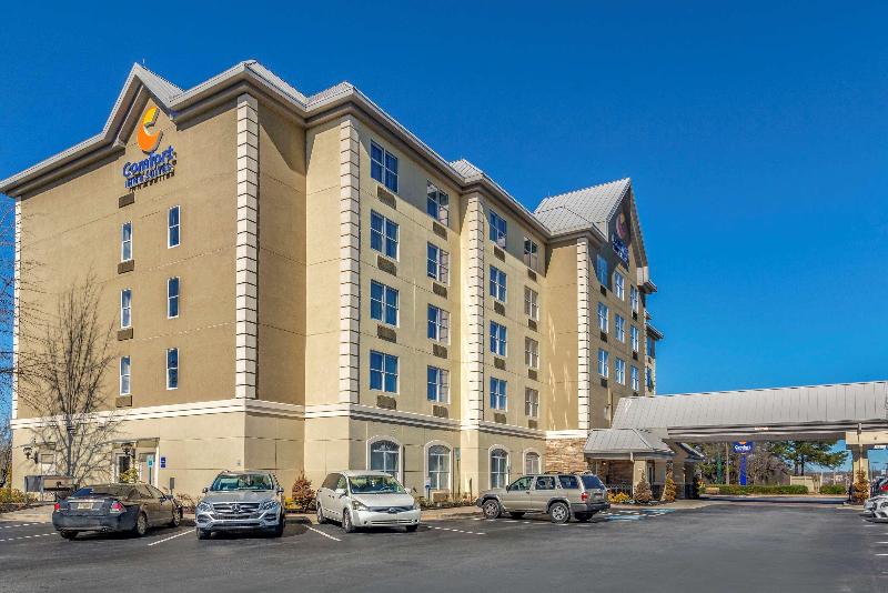 هتل Comfort Inn & Suites Near Six Flags