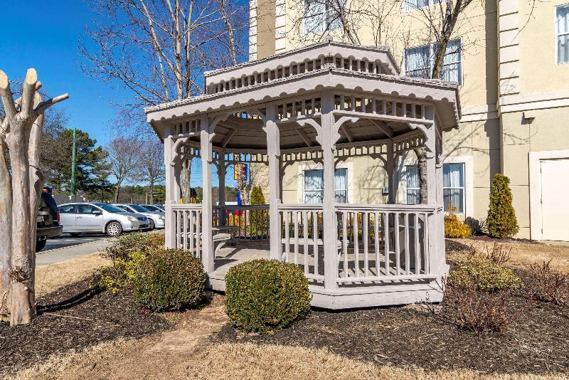 هتل Comfort Inn & Suites Near Six Flags