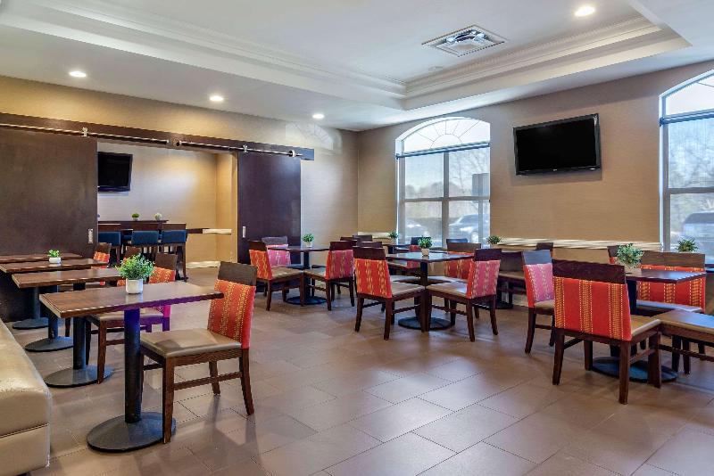 هتل Comfort Inn & Suites Near Six Flags