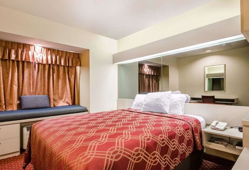 هتل Econo Lodge  Inn & Suites