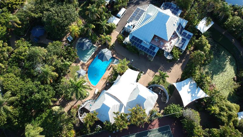 בית מלון כפרי Kellys Beach Resort