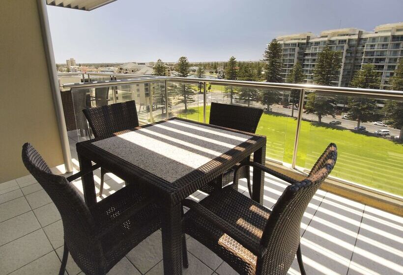 هتل Oaks Glenelg Plaza Pier Suites