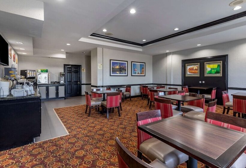 בית מלון כפרי Quality Inn & Suites I 35 E Walnut Hill