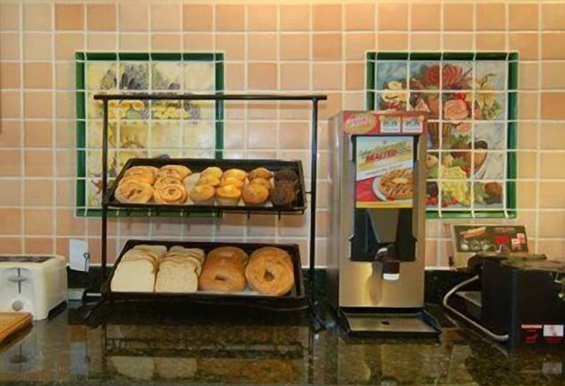 בית מלון כפרי Quality Inn & Suites I 35 E Walnut Hill