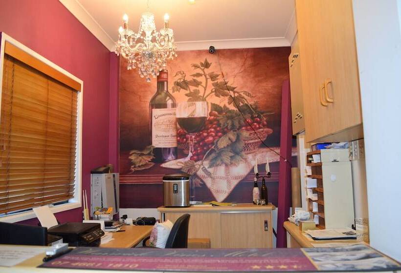 Warwick Vines Motel