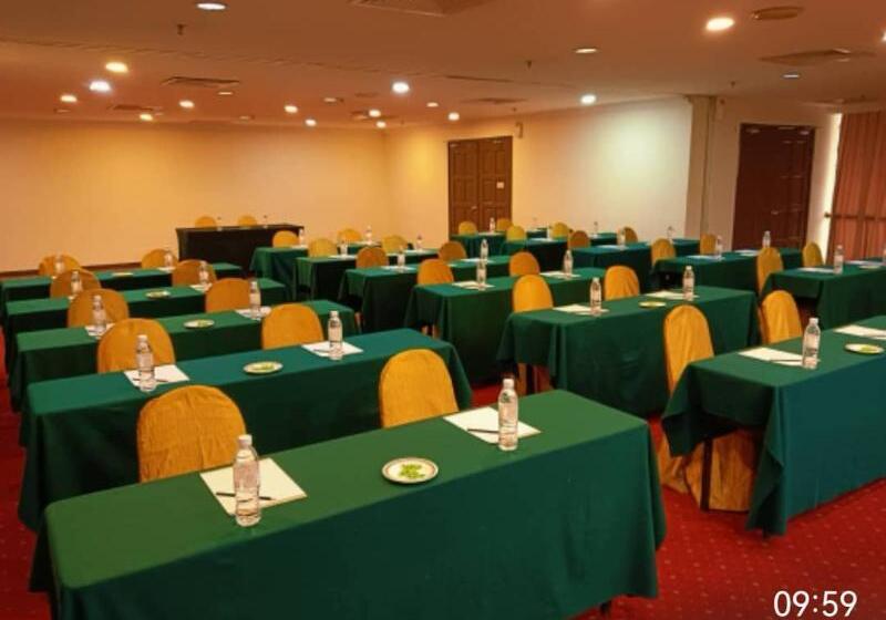 هتل Grand Continental Kuching