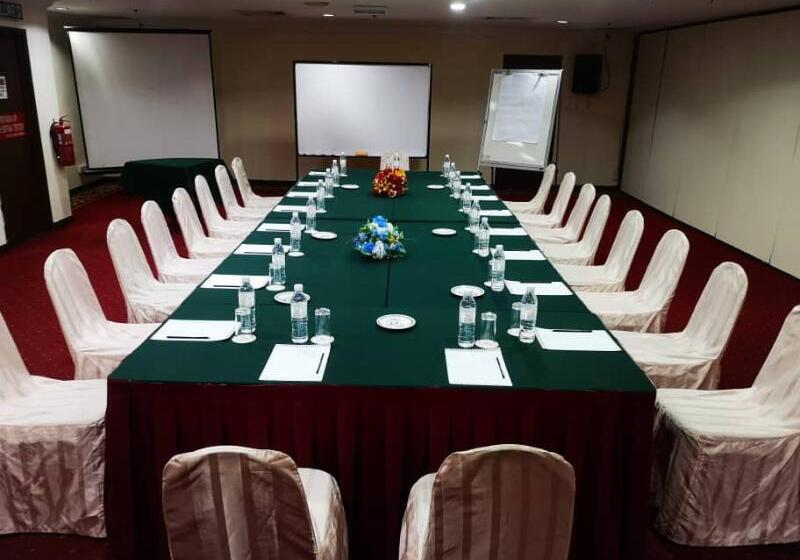 هتل Grand Continental Kuching