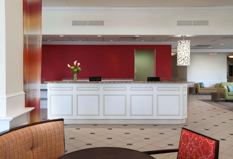 בית מלון כפרי Hilton Garden Inn Montreal Airport