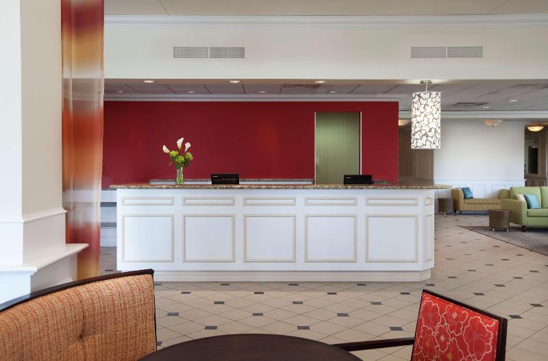 هتل Hilton Garden Inn Montreal Airport