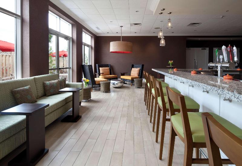 בית מלון כפרי Hilton Garden Inn Montreal Airport