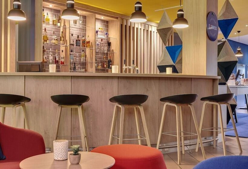 هتل Holiday Inn Express Cologne Troisdorf, An Ihg