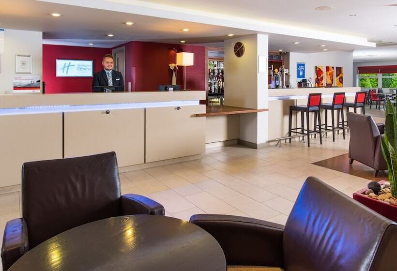 هتل Holiday Inn Express East Midlands Airport, An Ihg