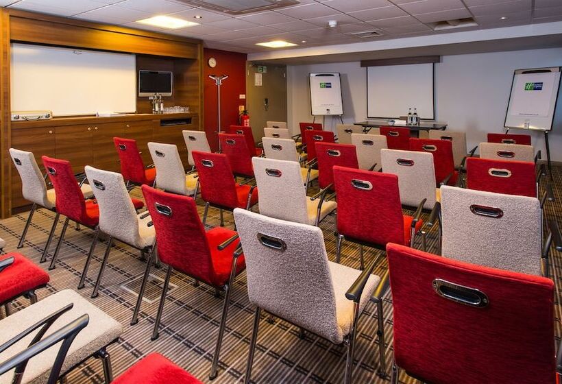 هتل Holiday Inn Express East Midlands Airport, An Ihg