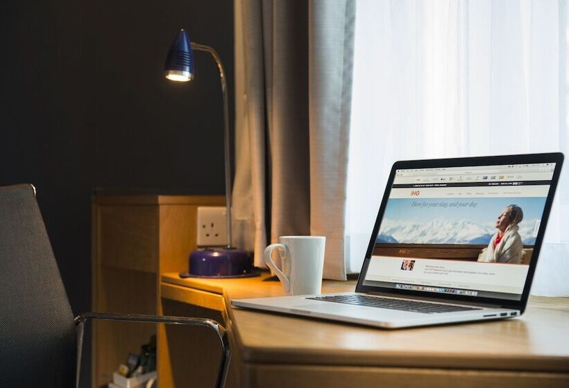 هتل Holiday Inn Express East Midlands Airport, An Ihg