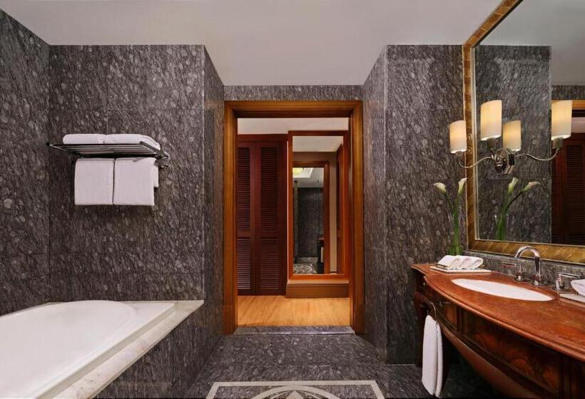 هتل The Ritzcarlton Jakarta, Mega Kuningan