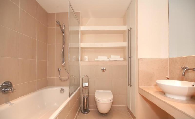 Fotos del hotel Discovery Dock Apartments East By Oyo Rooms:  5