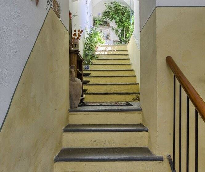 تختخواب و صبحانه La Rampichina