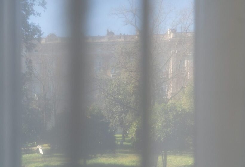 تختخواب و صبحانه Royal Gardens