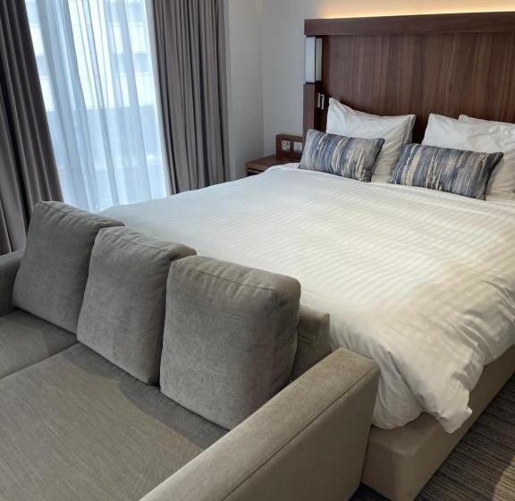هتل Courtyard By Marriott London Heathrow Airport
