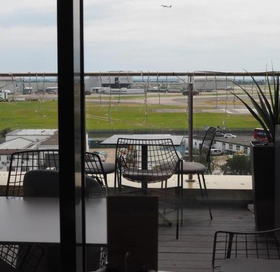 هتل Courtyard By Marriott London Heathrow Airport