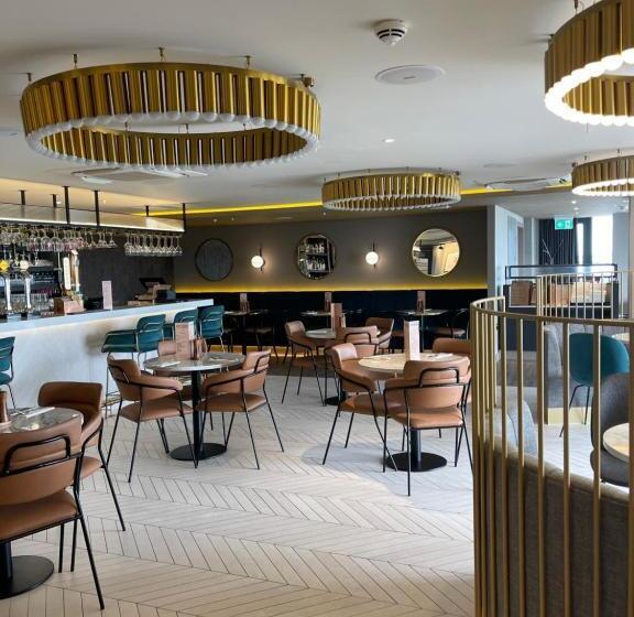 هتل Courtyard By Marriott London Heathrow Airport