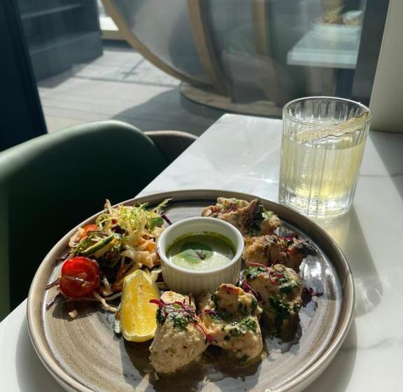 هتل Courtyard By Marriott London Heathrow Airport