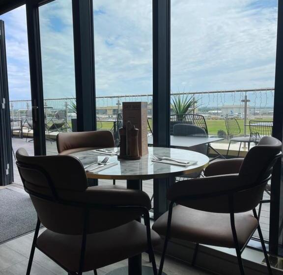 هتل Courtyard By Marriott London Heathrow Airport