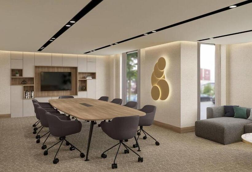 هتل Courtyard By Marriott London Heathrow Airport