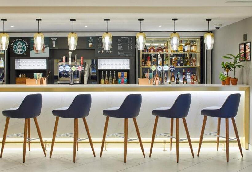 هتل Courtyard By Marriott London Heathrow Airport