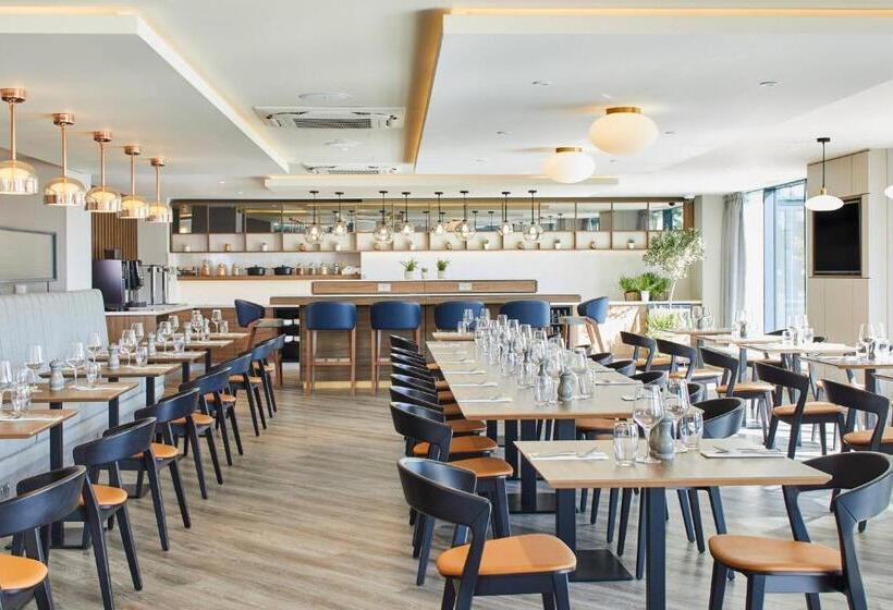 هتل Courtyard By Marriott London Heathrow Airport
