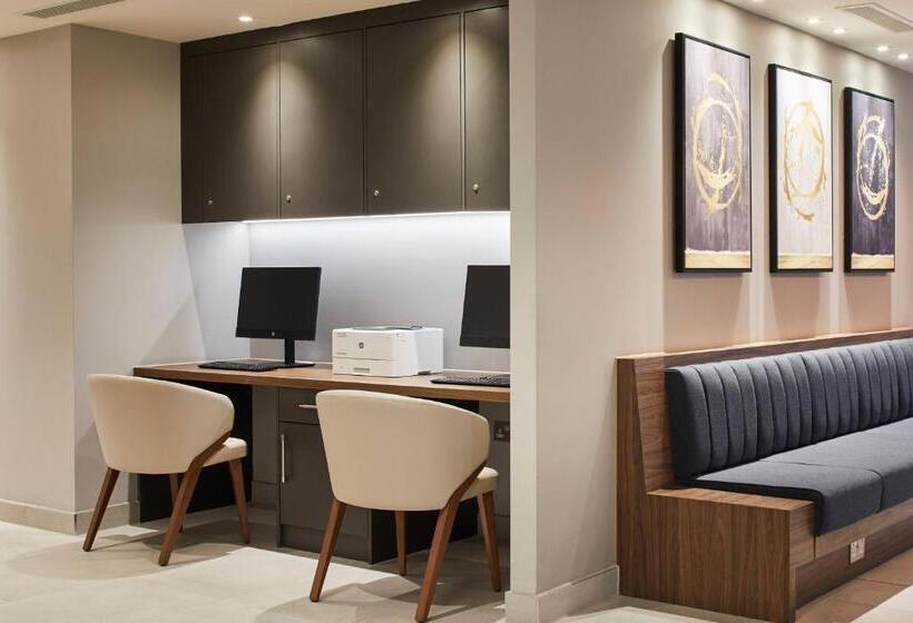 هتل Courtyard By Marriott London Heathrow Airport
