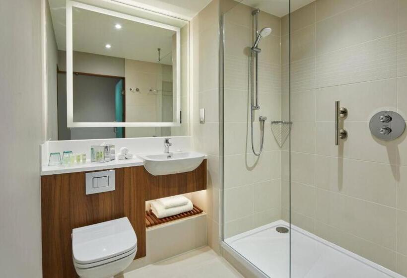 هتل Courtyard By Marriott London Heathrow Airport