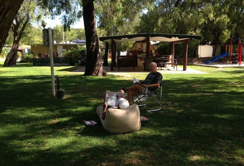 בית מלון כפרי Sandy Bay Holiday Park