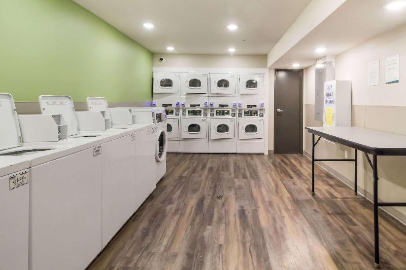Отель Woodspring Suites Lake Jackson