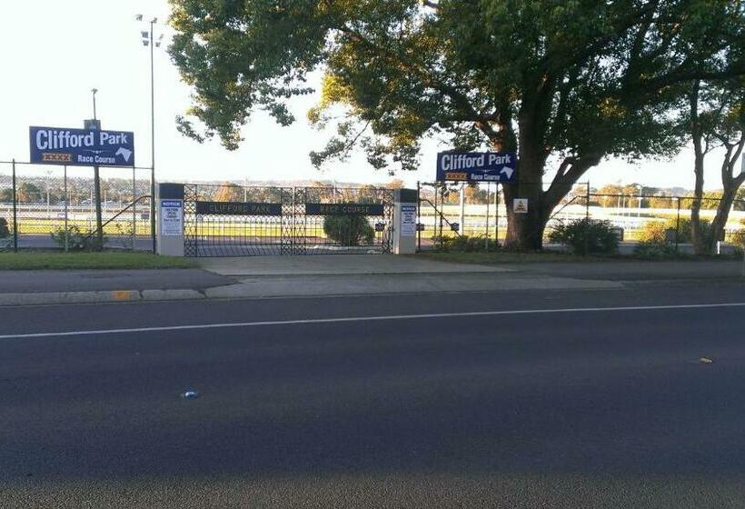 مُتل Clifford Park Motor Inn