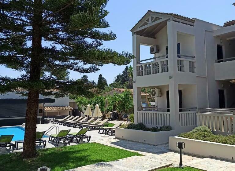 پانسیون Trianon Studios