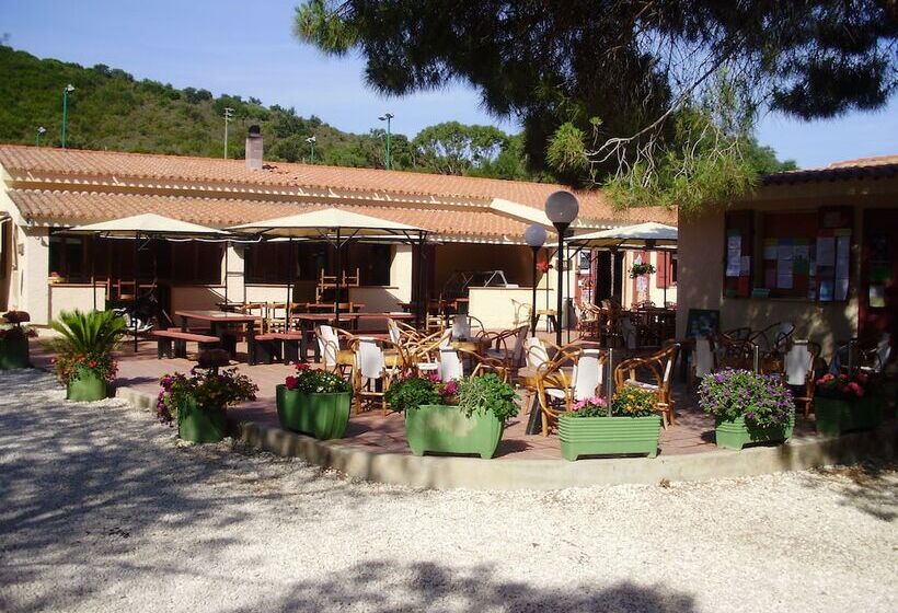 هتل Villaggio Camping Calapineta