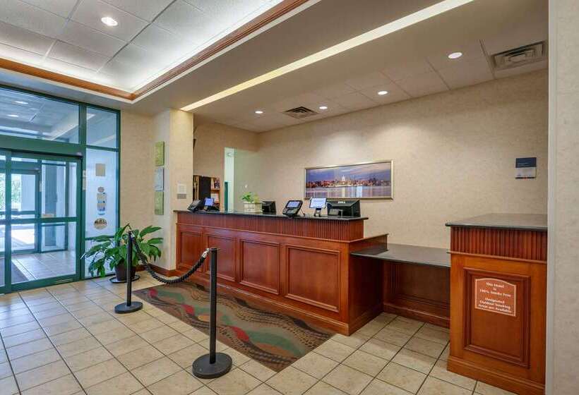 هتل Clarion Suites At The Alliant Energy Center