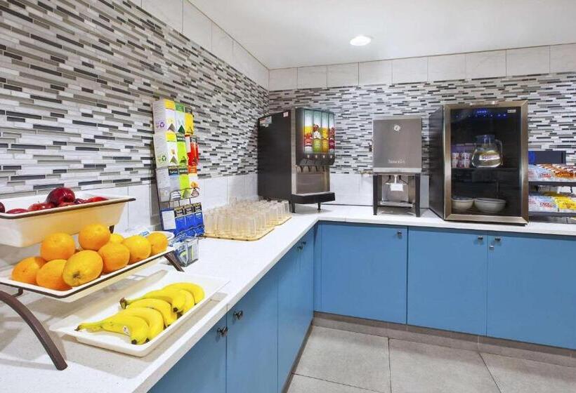 فندق Country Inn & Suites By Radisson, Big Rapids, Mi