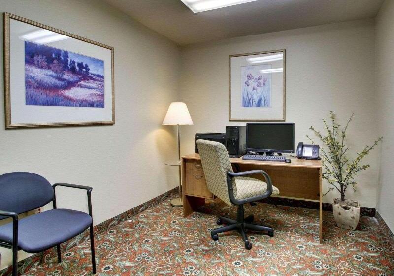 בית מלון כפרי Econo Lodge Inn & Suites