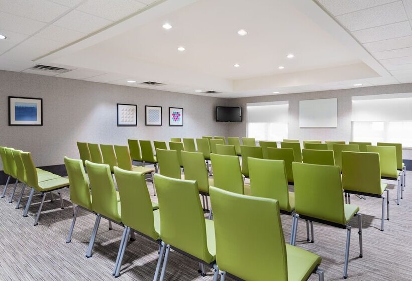 هتل Holiday Inn Express & Suites   Columbus Airport East, An Ihg