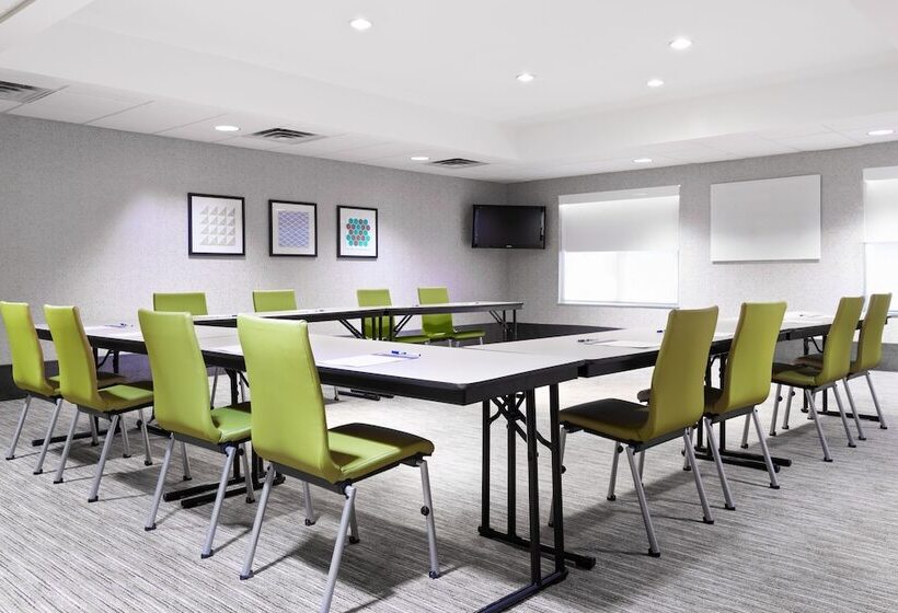 هتل Holiday Inn Express & Suites   Columbus Airport East, An Ihg