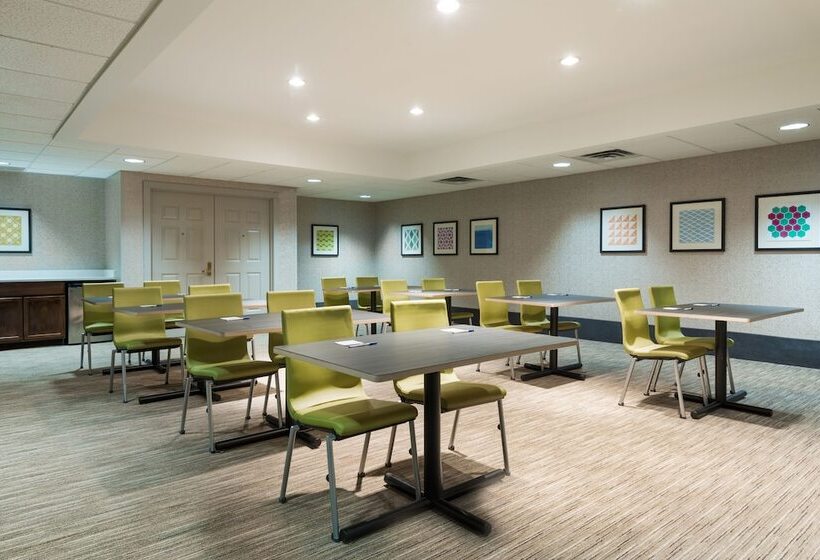 هتل Holiday Inn Express & Suites   Columbus Airport East, An Ihg