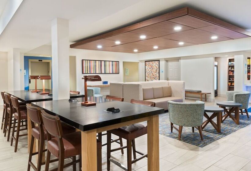 هتل Holiday Inn Express & Suites   Columbus Airport East, An Ihg