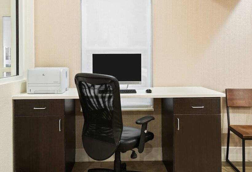هتل Holiday Inn Express & Suites   Columbus Airport East, An Ihg