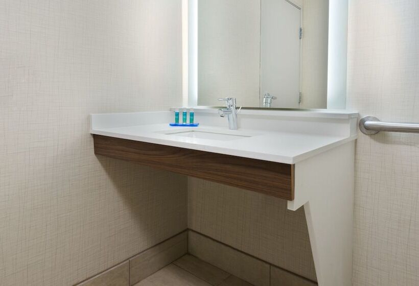 هتل Holiday Inn Express & Suites   Columbus Airport East, An Ihg