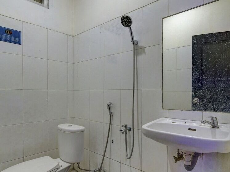 فندق Oyo 4010 Zaara Guest House Syariah