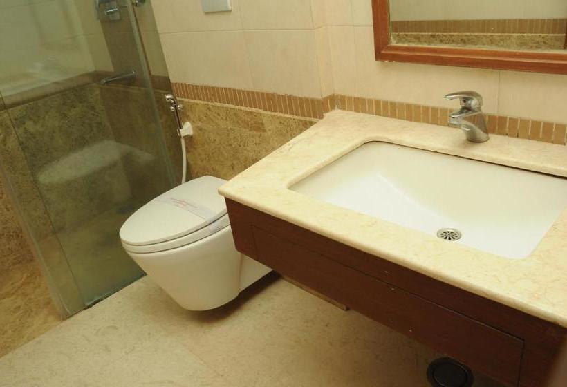 هاستل Ponnis Grand Inn