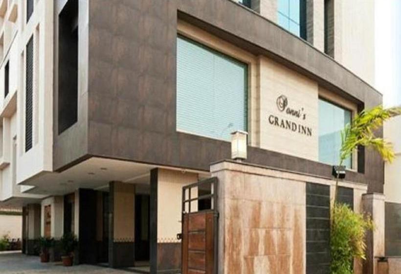 هاستل Ponnis Grand Inn