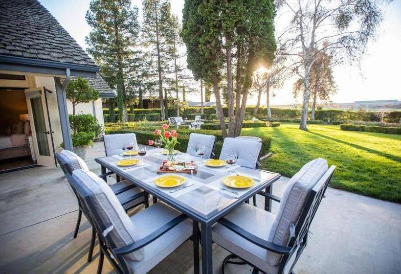 تختخواب و صبحانه Chateau Robles Vineyard English Garden